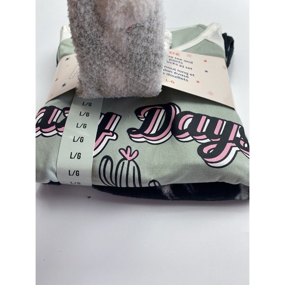 Long Sleeved pj set Womens Large Pyjamas Set With Socks Brand New. - Picture 2 of 5